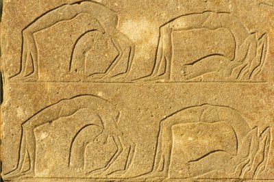 Det gamle Egypten, Vægmaleri/udskæring, Kvindelige akrobater optræder, Karnak-templet, Luxor (foto) af School Egyptian