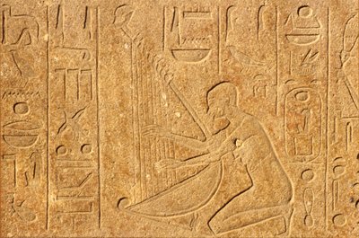 Det gamle Egypten, vægmaleri/skulptur, harpespiller med Hatshepsuts hoved på toppen af harpen, Karnak-templet, Luxor af School Egyptian
