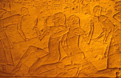 Det gamle Egypten, Vægmaleri/udskæring, hittitiske fanger bliver slået med pinde, Templet for Ramses II og Nefertari, Abu Simbe (foto) af School Egyptian