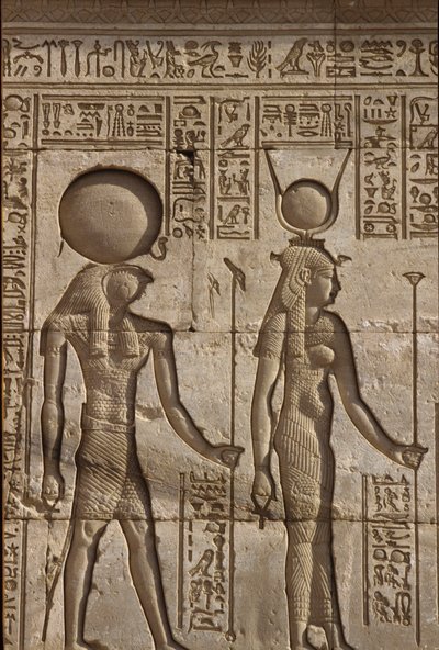 Det gamle Egypten, Vægmaleri/udskæring, Horus og Isis modtager en offergave fra faraoen, Hathor-templet, Dendera (foto) af School Egyptian