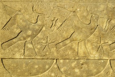 Det gamle Egypten, Vægmaleri/skulptur, Lapwings, der repræsenterer de forskellige stammer i Egypten, Karnak-templet, Luxor (foto) af School Egyptian
