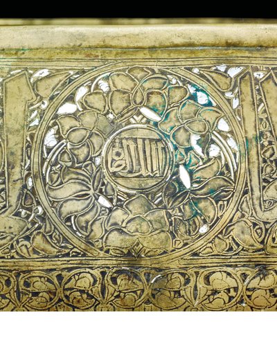 Detalje af en Mamluk skål, ca. 1351 (messing med sølv- og guldindlæg) af School Egyptian