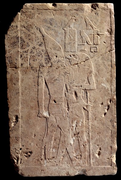 Egyptisk antikvitet: kalkstensrelief, der forestiller kong Qahedjet (Kahedjet) omfavnelse af guden Horus. Gammelt imperium. Slutningen af det 3. dynasti. 2700-2620 f.Kr. Paris, Louvre-museet af School Egyptian