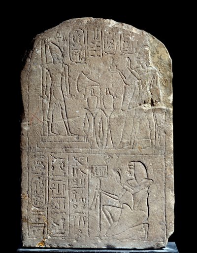 Egyptisk antikvitet: kalkstensstele i navnet på kong Anyas skiltdør. I bøjlen tilbyder farao Ramses II røgelse til sin egen kolossale guddommelige statue. Regne af Ramses II (1279-1213 f.Kr.). Fra Saqqara serapeum. Søn 0,44x0,3 m Paris, musee du Louvre af School Egyptian