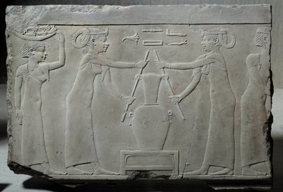 Egyptisk antikvitet: lavt kalkstensrelief, der repræsenterer kvinder, der presser liljeblomster for at udvinde essensen kaldet "lirinon-ekstraktion" omkring 500-400 f.Kr. (Saite-æraen?). Lav epoke. Søn 0,29x0,37 m Paris, museum du Louvre af School Egyptian