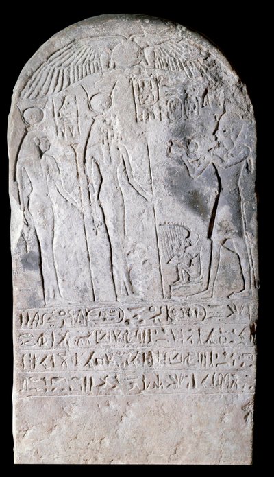 Stele af kalksten, der repræsenterer en scene af offergaver dækket med hieroglyffer. Regne d