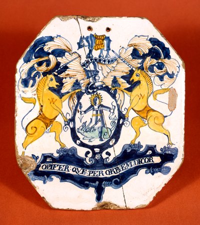 Apothecary flise, der viser våbenskjoldet og mottoet fra Worshipful Society of Apothecaries of London (keramik) af School English
