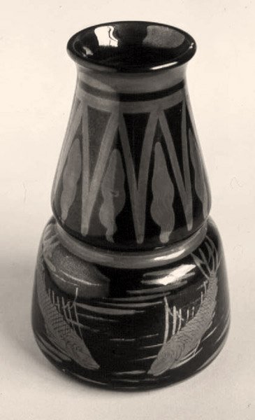 Burmantofts fajance vase, kobberlanser dekoreret med iriserende glasur af School English
