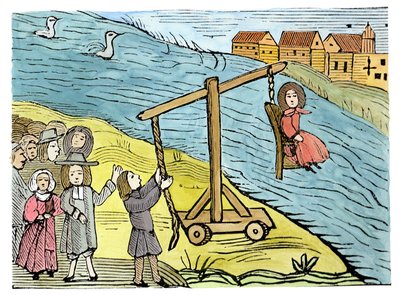 Kvinde på en andeskammel, anklaget for hekseri, illustration fra en samling kapbøger om esoterica (træsnit) (senere farvelægning) af School English