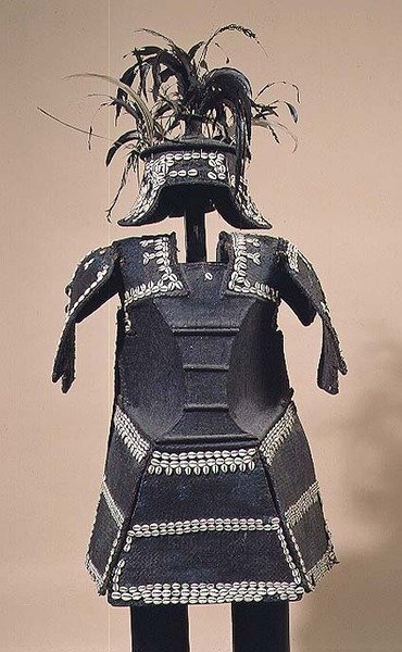 Ata Armour fra Mindanao, Filippinerne (rattan belagt med harpiks og broderet med cowrie-skaller) af School Filipino