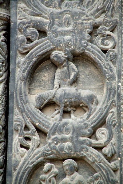 Gotisk kunst: Piright på højre portal på den vestlige facade af basilikaen Saint Denis, der repræsenterer markernes arbejde: maj. Saint-Denis, Frankrig af School French