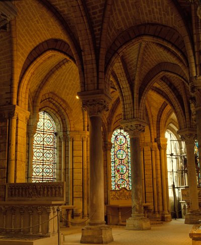 Gotisk kunst: hvælvingsnøgler og sprænghoveder, ambulant i Basilica of Saint Denis (Saint Denis). af School French