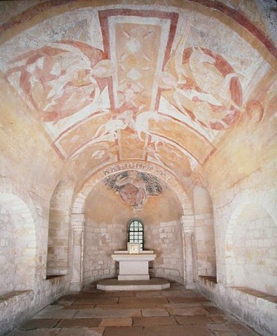 Krypten, fra den tidligere kirke fra 1030, med fresker af Kristus på en hvid hest omgivet af engle, fra det 12. århundrede (foto) af School French