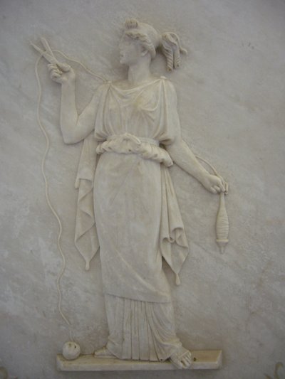 Basrelief af Atropos, der skærer livets tråd (marmor) af School Greek