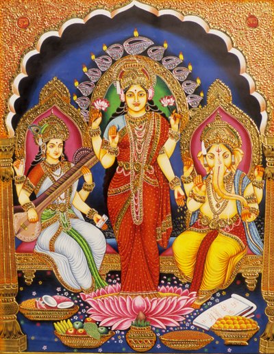 Lord Ganesh med Laxmi og Saraswati Miniaturemaleri på papir med guldpræget Indien af School Indian