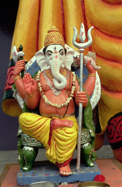 Statue af Ganesh, elefantguden, på tronen af School Indian