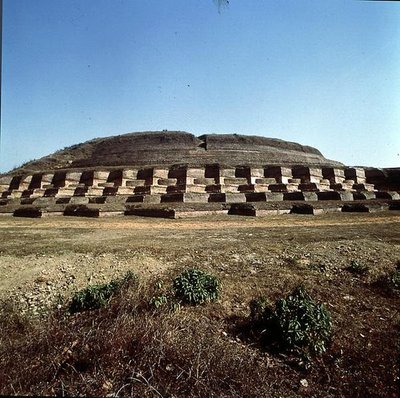 Udsigt til Nandangarh Stupa, som menes at indeholde Buddhas aske (foto) af School Indian