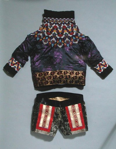 Damejakke og shorts, fra Grønland (tekstil) af School Inuit