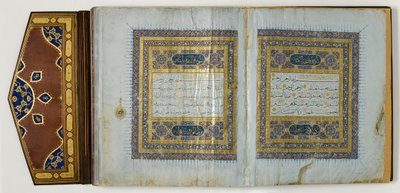 Side fra en Koran, ca. 1450-1560 (blæk & guld på papir, med læder) af School Islamic