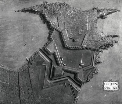 Et reliefkort over den venetianske fæstning ved Spinalonga, Kreta i 1619 (s/h-foto) af School Italian