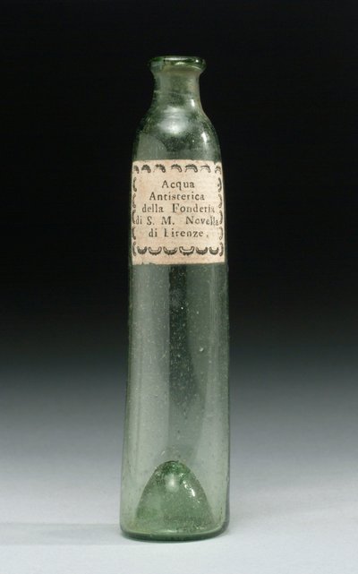 Flaske som indeholdt anti-hysteri vand, fra Hans Kongelige Højheds Støberi, Officina Profumo, Farmaceutica di Santa Maria Novella, Firenze, ca. 1850-1920 (glas) af School Italian