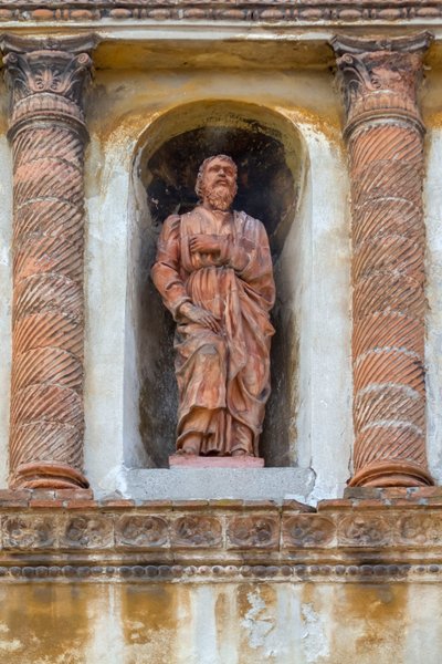 En helgenfigur, terracotta statue i niche af Palazzo Valenti Gonzaga, kaldet Casa Guerrina, i Fancellian-stil, Via Frattini 5, Mantua (UNESCOs verdensarvsliste, 2008), Lombardiet, Italien af School Italian