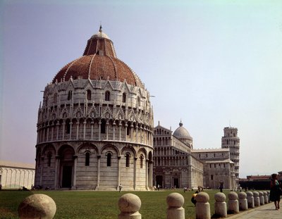 Middelalderarkitektur: udsigt over Baptistere (bygget mellem 1153 og 1353), kuplen (katedralen eller Duomo) og tårnet (startet i 1064) i Pisa på Campo dei Miracoli (Piazza des Miracles), Italien. af School Italian