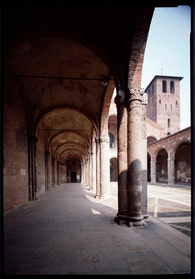 Udsigt over portikoen af kirken Saint Ambrose (Saint Ambrose) (Basilica di Sant