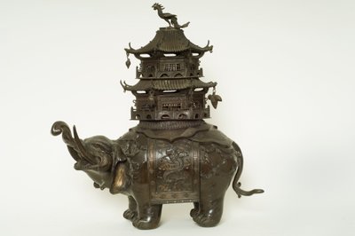 Figur af en elefant iført en howdah-klud, udførlig slynge og en pagode, der bygger (bronze) af Japanese School
