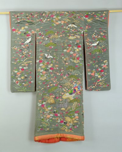 Grå kjortel dekoreret med blomster og fugle, japansk af Japanese School