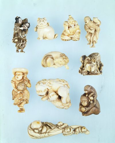 Udvalg af netsuke: Ikkuha Sennin med skøgen fra Benares; siddende hvalp; Abe no Yasuneri holder en baby; Gamma Sennin; liggende hest; kriger underkuer en løbsk okse; stående hollænder med en langhalet hane; siddende abe holder en fersken bh af Japanese School