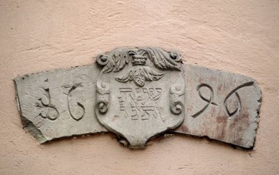 Jødernes gyde i Obernai (67). Steder for tilbedelse: inskription med en hebraisk dato og den tilsvarende dato for den kristne æra: 1696. En synagoge blev angiveligt bygget to år efter godkendelsen af intendant La Grange, som tillod J. af School Jewish