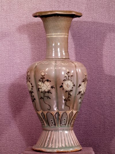 Art coreen: keramisk vase dekoreret med blomster. Koryo periode. 12. århundrede. Museum of Fine Arts, Duksoo Palace, Korea af School Korean