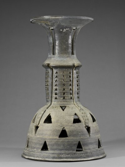 Ceremoniel stand med slange, abstrakt og gennembrudt dekoration, Three Kingdoms Period, Kaya (glaseret stentøj) af School Korean