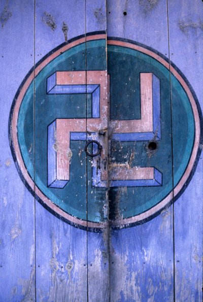 Symbol for buddhisme på en af portene til templet "Tongdosa"" i Pusan-regionen i Korea. af School Korean
