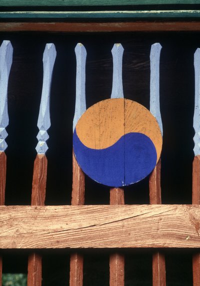 Yin og Yang symbol på en træbarriere (Kree) af School Korean