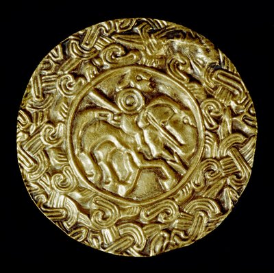 Middelalderens arkæologi (middelalderen). Barbarisk kunst fra Lombardiet: guldskive. I midten er en helgen til hest med spyd og omkring dyremotiver. Lombard kunst, omkring 600. Dim: 47 cm Italien, Cividale del Friuli, Arkæologisk Museum af School Lombard