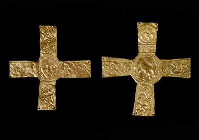 Middelalderens arkæologi (middelalderen). Barbarisk kunst i Lombardiet: brystkors i bladguld. Lombard kunst fra det 7. århundrede. Italien, Cividale del Friuli, Arkæologisk Museum af School Lombard