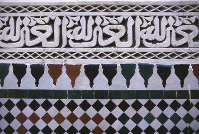 Detalje af en mur i gården (fliser og stuk) af School Moroccan