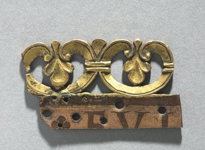 Fragment af et dekorativt våbenskjold fra et relikvieskrin, ca. 1165-1180 (forgyldt kobber, email brun (brun emalje)) af School Mosan