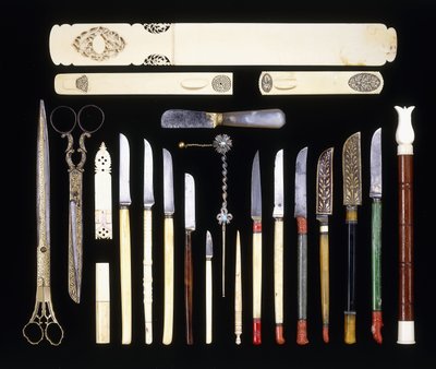 En gruppe på 22 osmanniske skriverinstrumenter, bestående af elleve knive, en sidevender, saks, en papirkniv, elfenbensæske af School Ottoman