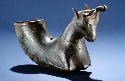 Tyr med foldede ben, ca. 550-330 f.Kr. (bronze) af School Persian