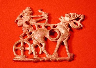 Hestebid forestillende en jæger på sin vogn, der affyrer sin bue, ca. 1200-700 f.Kr. (bronze) af School Persian