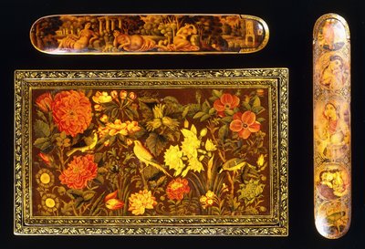 To Qajar lak papir mache penne og et Zand spejl etui af School Persian