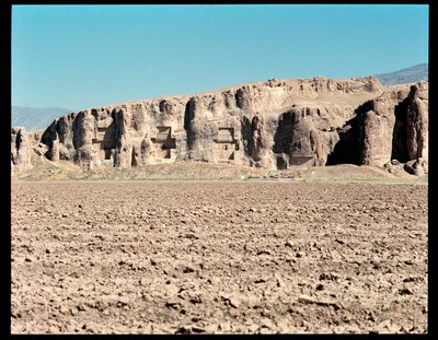 Udsigt over Necropolis og de fire grave tilhørende Achaemenid-konger, fra venstre mod højre, Arius II, Artaxerxes I og Darius I den store af School Persian