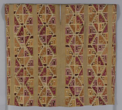 Tunika, 600-800 (bomuld og uld (camelåg), enkelt sammenlåsende gobelinvævning; hals og ærmegab afsluttet med uld (camelåg) i overkastningssting; sømme forbundet med uld (camelåg) i stoppesømme) af School Peruvian