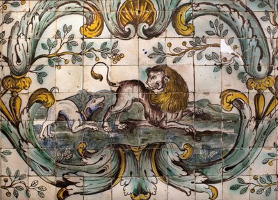 Hund truer en løve - Detalje af et dekorativt panel af jagtrummet i det tidligere palads i Praia, a Belem, Lissabon (Portugal) (Hund angriber en løve, dekorativt panel fra jagtrummet i det tidligere palads i Praia, i Belem) - Musee national des af School Portuguese