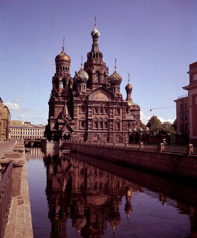 Arkitektur: udsigt over Den Hellige Frelsers kirke og Sang Verset realiseret mellem 1883 og 1907. St. Petersborg. Rusland af School Russian