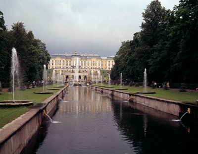 Udsigt over det store vandfald i slottet Peterhof, realiseret under Peter den Store nær Sankt Petersborg, Rusland af School Russian