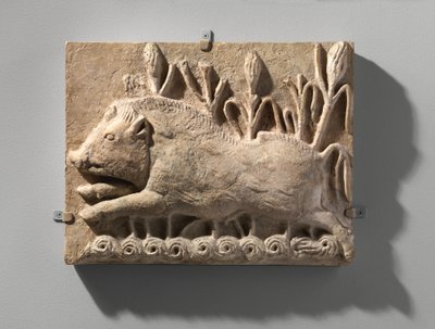 Vægpanel med en opladningssvin, ca. 6. århundrede e.Kr. (stuk) af School Sasanian